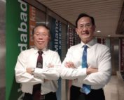 圖左為永光化學電子化學事業營業處長孫哲仁，右為永光化學總經理陳偉望。